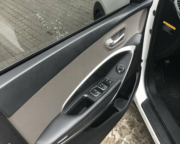 Белый Хендай Санта Фе, объемом двигателя 2.36 л и пробегом 168 тыс. км за 15000 $, фото 5 на Automoto.ua