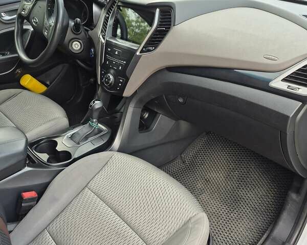 Белый Хендай Санта Фе, объемом двигателя 2.36 л и пробегом 180 тыс. км за 13000 $, фото 2 на Automoto.ua