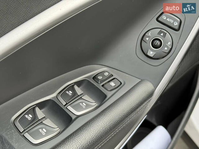 Белый Хендай Санта Фе, объемом двигателя 2.2 л и пробегом 167 тыс. км за 17450 $, фото 33 на Automoto.ua