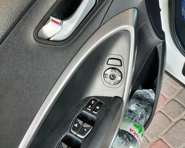 Белый Хендай Санта Фе, объемом двигателя 2.2 л и пробегом 177 тыс. км за 22600 $, фото 12 на Automoto.ua