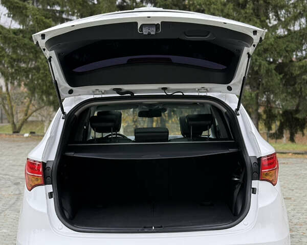 Белый Хендай Санта Фе, объемом двигателя 2.2 л и пробегом 185 тыс. км за 18700 $, фото 76 на Automoto.ua