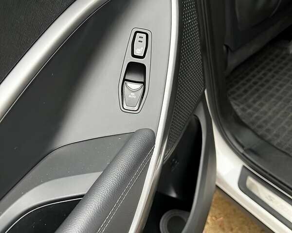 Белый Хендай Санта Фе, объемом двигателя 2.2 л и пробегом 197 тыс. км за 18000 $, фото 12 на Automoto.ua