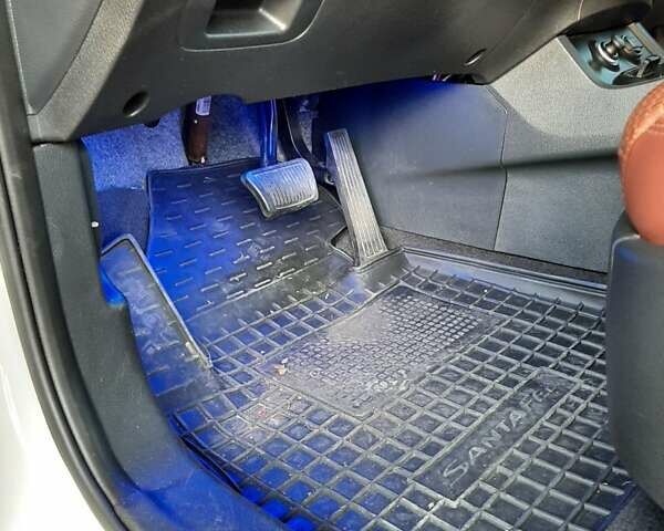 Белый Хендай Санта Фе, объемом двигателя 2.2 л и пробегом 177 тыс. км за 22600 $, фото 8 на Automoto.ua