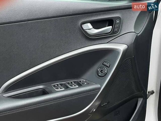 Белый Хендай Санта Фе, объемом двигателя 2.2 л и пробегом 272 тыс. км за 18900 $, фото 21 на Automoto.ua