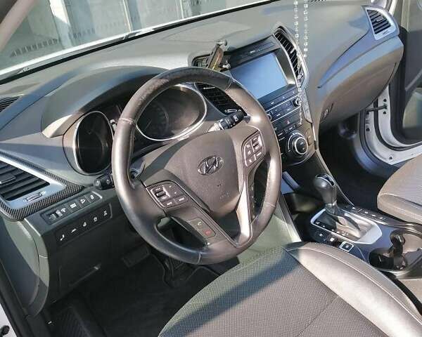 Белый Хендай Санта Фе, объемом двигателя 2.2 л и пробегом 223 тыс. км за 19500 $, фото 5 на Automoto.ua