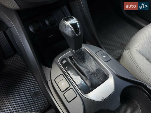 Білий Хендай Санта Фе, об'ємом двигуна 2.36 л та пробігом 177 тис. км за 13300 $, фото 76 на Automoto.ua