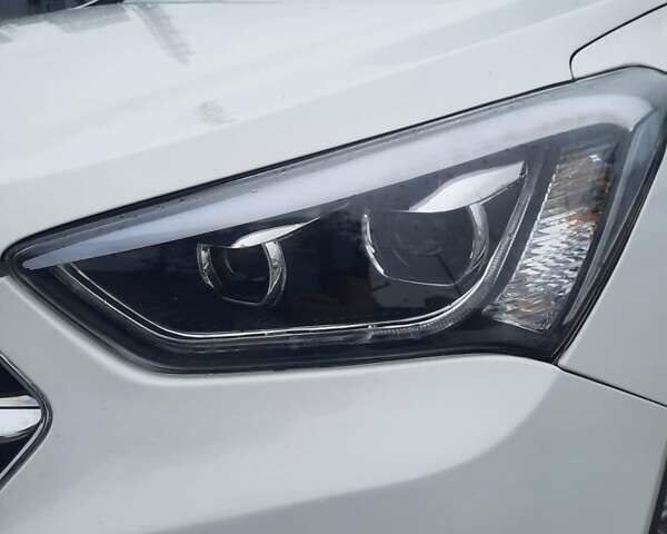 Белый Хендай Санта Фе, объемом двигателя 3.34 л и пробегом 160 тыс. км за 15399 $, фото 13 на Automoto.ua