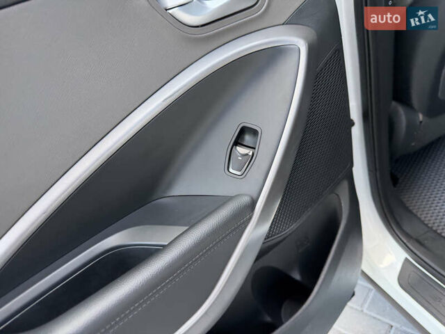 Білий Хендай Санта Фе, об'ємом двигуна 2.36 л та пробігом 177 тис. км за 13300 $, фото 84 на Automoto.ua