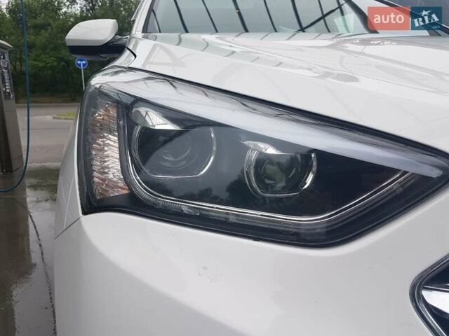 Белый Хендай Санта Фе, объемом двигателя 3.34 л и пробегом 160 тыс. км за 15399 $, фото 6 на Automoto.ua