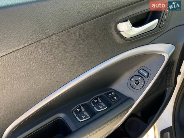 Белый Хендай Санта Фе, объемом двигателя 2.2 л и пробегом 214 тыс. км за 18500 $, фото 27 на Automoto.ua