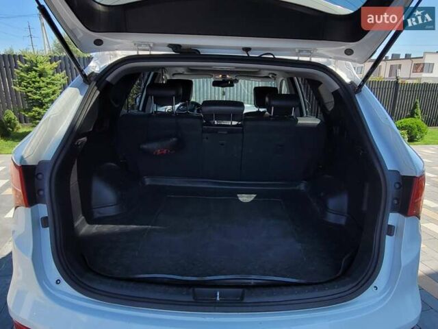 Белый Хендай Санта Фе, объемом двигателя 2.2 л и пробегом 203 тыс. км за 20600 $, фото 5 на Automoto.ua