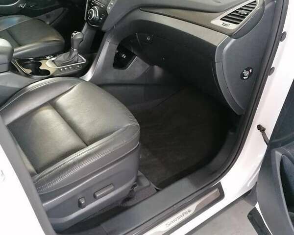 Белый Хендай Санта Фе, объемом двигателя 2.2 л и пробегом 223 тыс. км за 19500 $, фото 3 на Automoto.ua