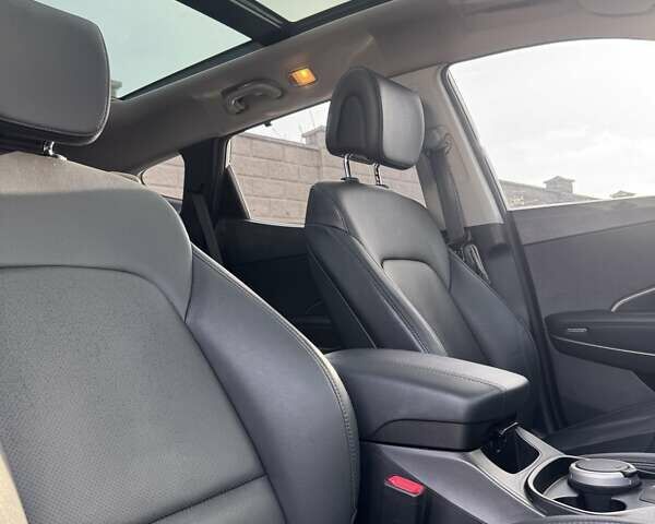 Белый Хендай Санта Фе, объемом двигателя 1.99 л и пробегом 176 тыс. км за 17800 $, фото 6 на Automoto.ua