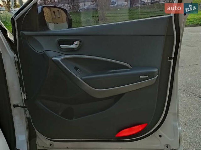 Білий Хендай Санта Фе, об'ємом двигуна 2 л та пробігом 189 тис. км за 18888 $, фото 10 на Automoto.ua