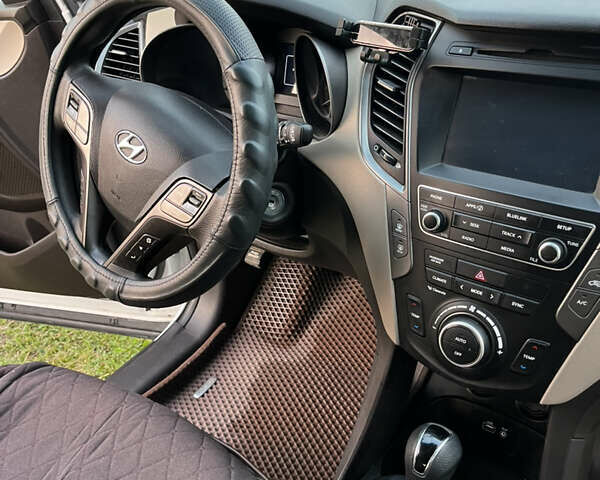 Белый Хендай Санта Фе, объемом двигателя 2.36 л и пробегом 111 тыс. км за 15000 $, фото 21 на Automoto.ua