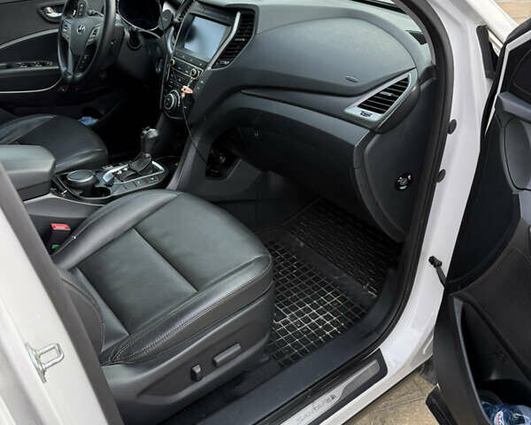 Белый Хендай Санта Фе, объемом двигателя 2.36 л и пробегом 110 тыс. км за 18000 $, фото 7 на Automoto.ua