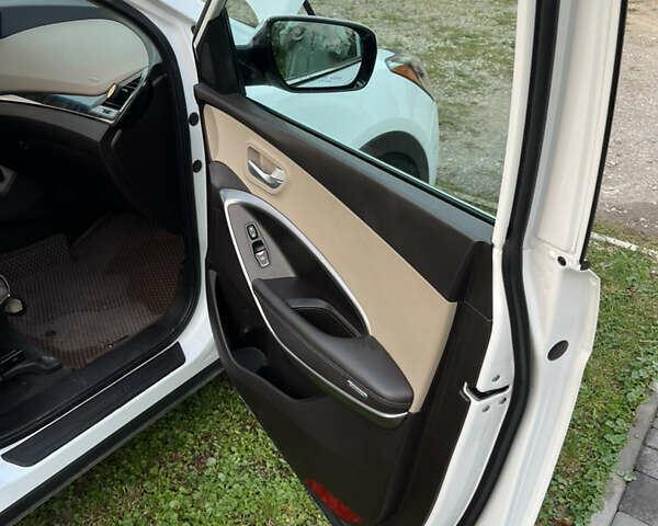 Белый Хендай Санта Фе, объемом двигателя 2.36 л и пробегом 111 тыс. км за 15000 $, фото 16 на Automoto.ua