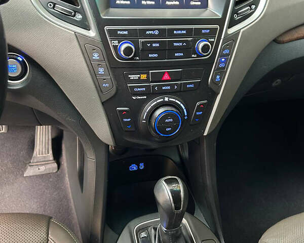 Белый Хендай Санта Фе, объемом двигателя 3.34 л и пробегом 205 тыс. км за 17300 $, фото 21 на Automoto.ua