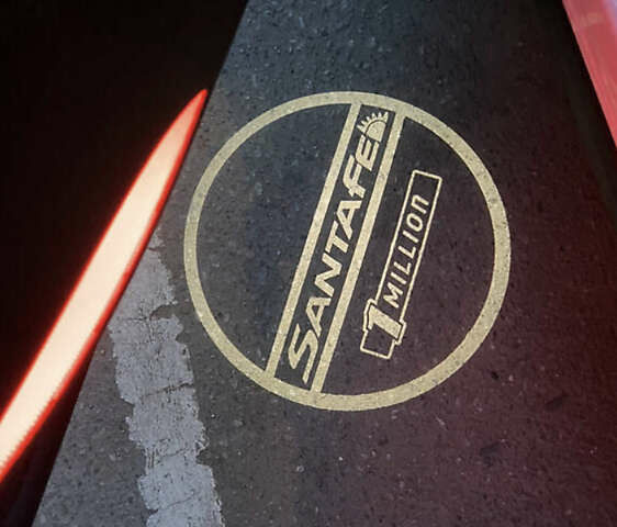 Белый Хендай Санта Фе, объемом двигателя 2 л и пробегом 211 тыс. км за 23850 $, фото 3 на Automoto.ua