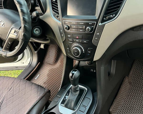 Белый Хендай Санта Фе, объемом двигателя 2.36 л и пробегом 111 тыс. км за 15000 $, фото 18 на Automoto.ua