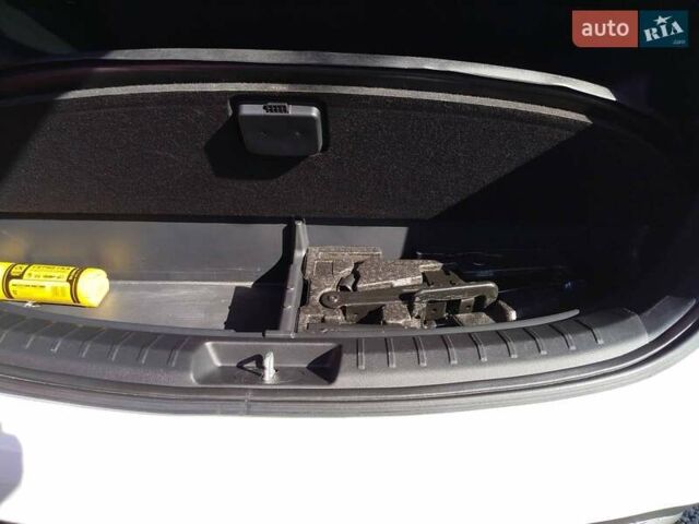 Белый Хендай Санта Фе, объемом двигателя 2.4 л и пробегом 94 тыс. км за 16500 $, фото 14 на Automoto.ua