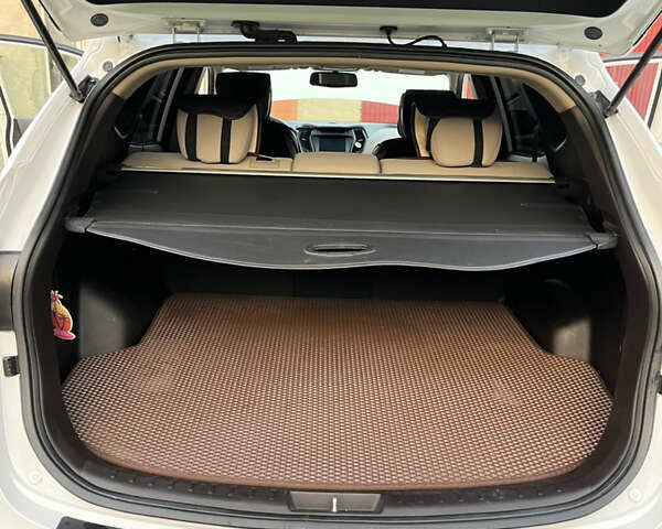 Белый Хендай Санта Фе, объемом двигателя 2.36 л и пробегом 111 тыс. км за 15000 $, фото 10 на Automoto.ua