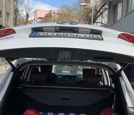 Белый Хендай Санта Фе, объемом двигателя 2 л и пробегом 125 тыс. км за 21000 $, фото 5 на Automoto.ua