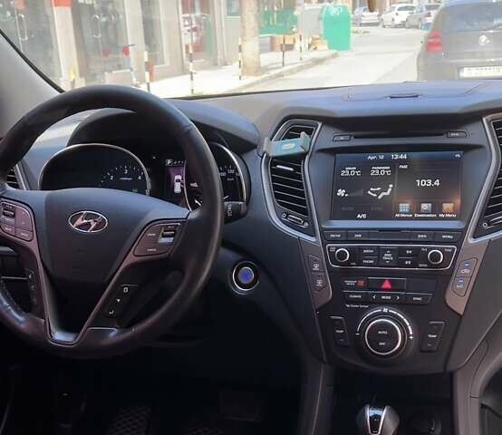 Белый Хендай Санта Фе, объемом двигателя 2 л и пробегом 125 тыс. км за 21000 $, фото 2 на Automoto.ua