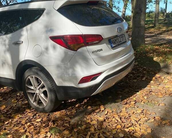 Белый Хендай Санта Фе, объемом двигателя 2.2 л и пробегом 189 тыс. км за 16946 $, фото 3 на Automoto.ua