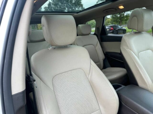 Белый Хендай Санта Фе, объемом двигателя 3.3 л и пробегом 57 тыс. км за 7800 $, фото 10 на Automoto.ua