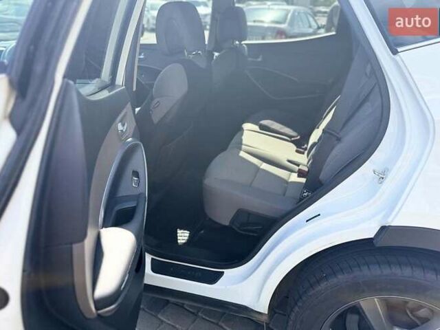 Белый Хендай Санта Фе, объемом двигателя 2.36 л и пробегом 65 тыс. км за 17500 $, фото 21 на Automoto.ua