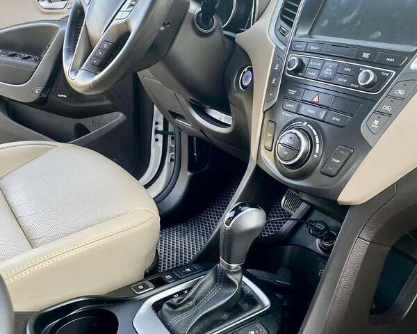 Белый Хендай Санта Фе, объемом двигателя 3.34 л и пробегом 92 тыс. км за 22500 $, фото 9 на Automoto.ua