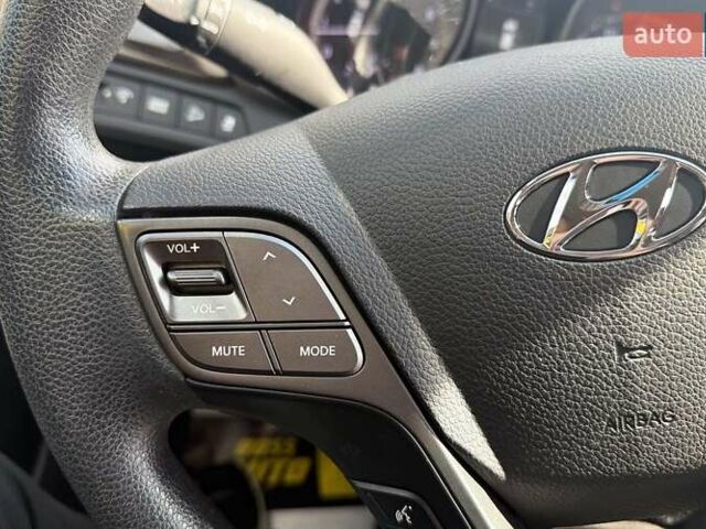 Белый Хендай Санта Фе, объемом двигателя 2.36 л и пробегом 65 тыс. км за 17500 $, фото 13 на Automoto.ua