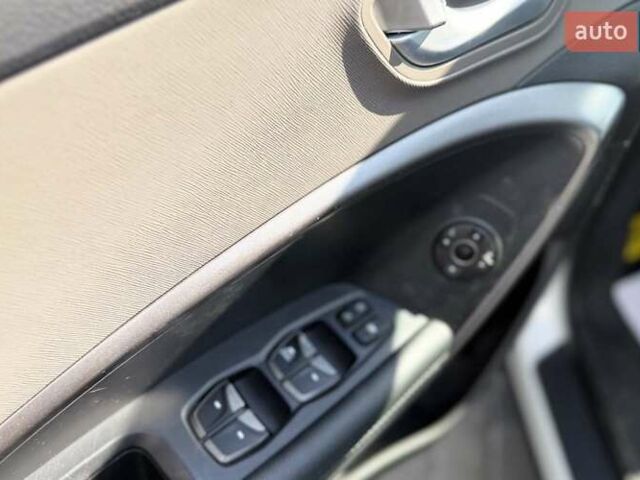 Белый Хендай Санта Фе, объемом двигателя 2.36 л и пробегом 65 тыс. км за 17500 $, фото 9 на Automoto.ua