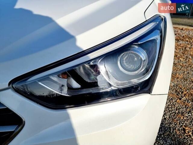 Белый Хендай Санта Фе, объемом двигателя 2.2 л и пробегом 146 тыс. км за 21200 $, фото 6 на Automoto.ua