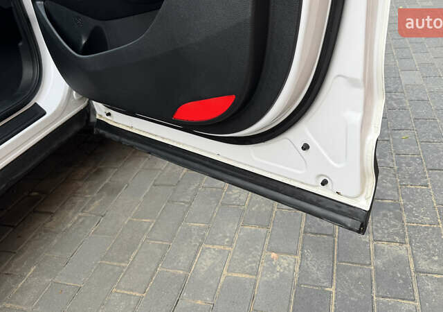 Білий Хендай Санта Фе, об'ємом двигуна 2.2 л та пробігом 141 тис. км за 22500 $, фото 97 на Automoto.ua