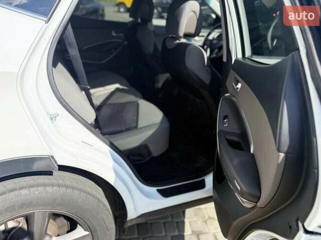 Белый Хендай Санта Фе, объемом двигателя 2.36 л и пробегом 65 тыс. км за 17500 $, фото 22 на Automoto.ua