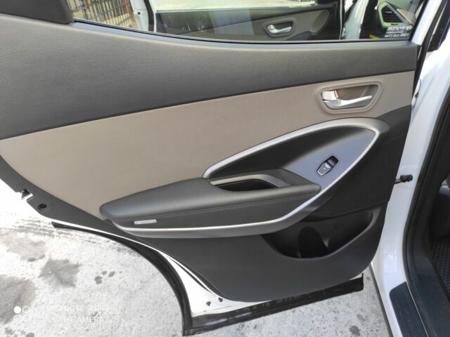 Белый Хендай Санта Фе, объемом двигателя 2.4 л и пробегом 145 тыс. км за 13100 $, фото 7 на Automoto.ua