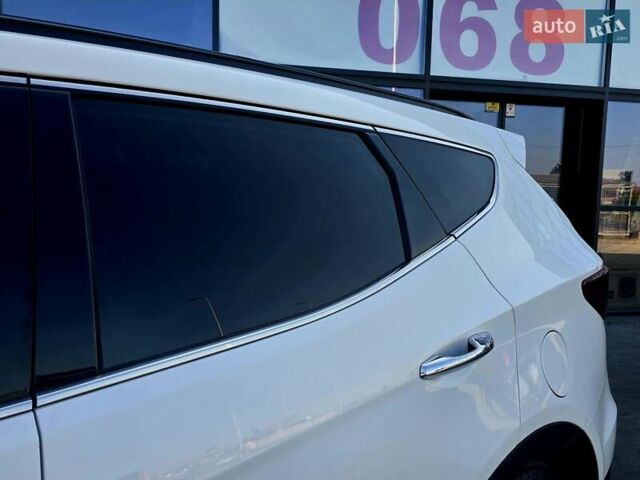 Белый Хендай Санта Фе, объемом двигателя 2.2 л и пробегом 146 тыс. км за 22950 $, фото 23 на Automoto.ua