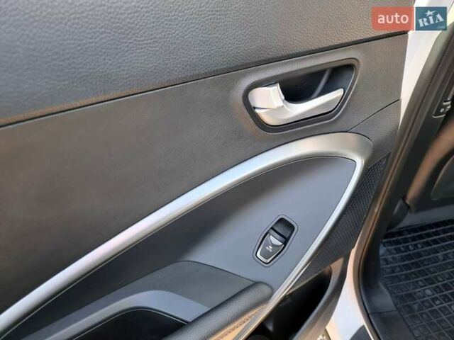 Белый Хендай Санта Фе, объемом двигателя 2.2 л и пробегом 146 тыс. км за 21200 $, фото 49 на Automoto.ua