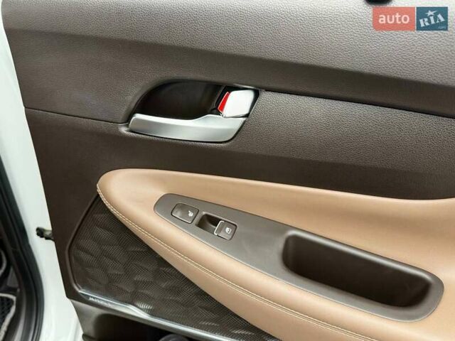 Белый Хендай Санта Фе, объемом двигателя 2.2 л и пробегом 80 тыс. км за 29500 $, фото 26 на Automoto.ua