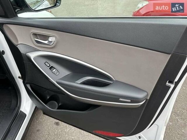 Белый Хендай Санта Фе, объемом двигателя 2.4 л и пробегом 126 тыс. км за 16300 $, фото 16 на Automoto.ua