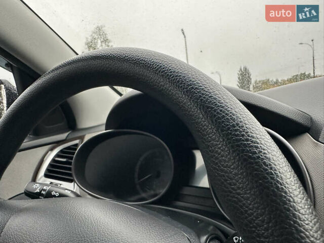 Білий Хендай Санта Фе, об'ємом двигуна 2.36 л та пробігом 98 тис. км за 14800 $, фото 24 на Automoto.ua