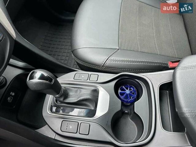 Белый Хендай Санта Фе, объемом двигателя 2.4 л и пробегом 126 тыс. км за 16300 $, фото 12 на Automoto.ua