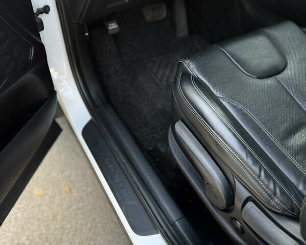 Білий Хендай Санта Фе, об'ємом двигуна 2 л та пробігом 210 тис. км за 23600 $, фото 23 на Automoto.ua