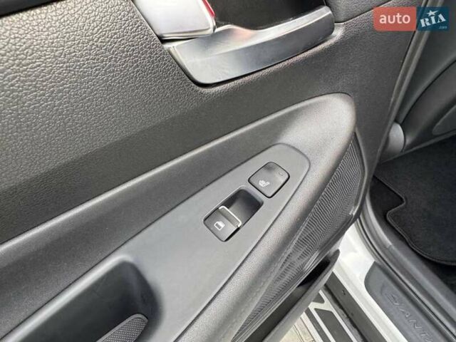 Белый Хендай Санта Фе, объемом двигателя 2 л и пробегом 129 тыс. км за 27400 $, фото 28 на Automoto.ua