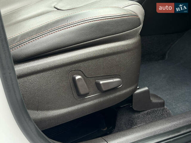 Белый Хендай Санта Фе, объемом двигателя 2.2 л и пробегом 169 тыс. км за 31034 $, фото 49 на Automoto.ua