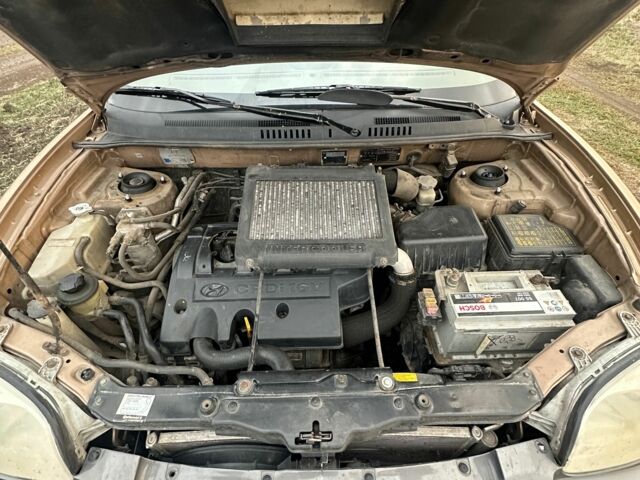 Бежевий Хендай Санта Фе, об'ємом двигуна 2 л та пробігом 385 тис. км за 4300 $, фото 3 на Automoto.ua