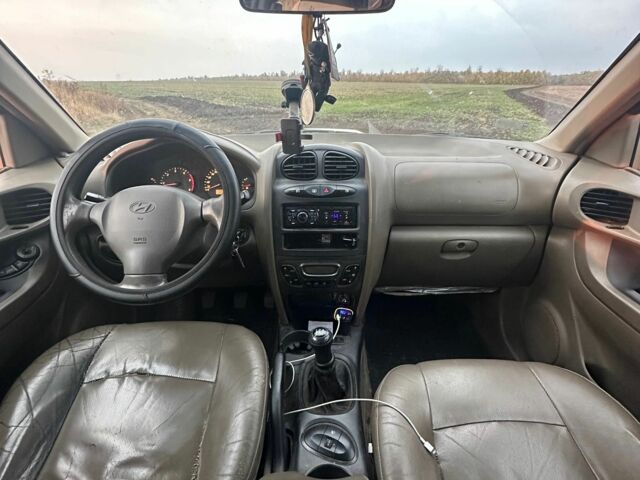 Бежевий Хендай Санта Фе, об'ємом двигуна 2 л та пробігом 385 тис. км за 4300 $, фото 4 на Automoto.ua