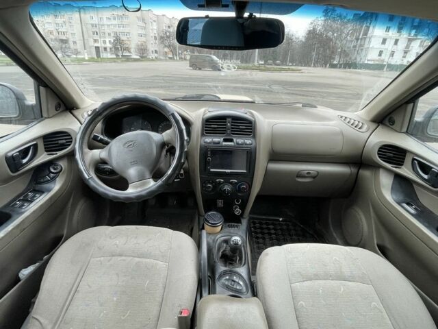 Бежевый Хендай Санта Фе, объемом двигателя 2 л и пробегом 340 тыс. км за 2500 $, фото 3 на Automoto.ua